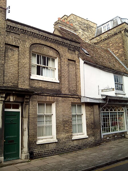 File:Downing Street toward Pembroke Street, a green door, Cambridge, UK, january 2015.jpg