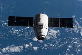 Dragon ISS'ye yaklaşıyor (32238998454) .jpg