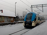 EN76-008 (27We) jako pociąg Kolei Śląskich wjeżdża do stacji Węgierska Górka