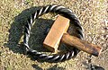 Modern Ásatrú: Ring and ceremonial hammer. Modern asatro: Edsring och hammare.