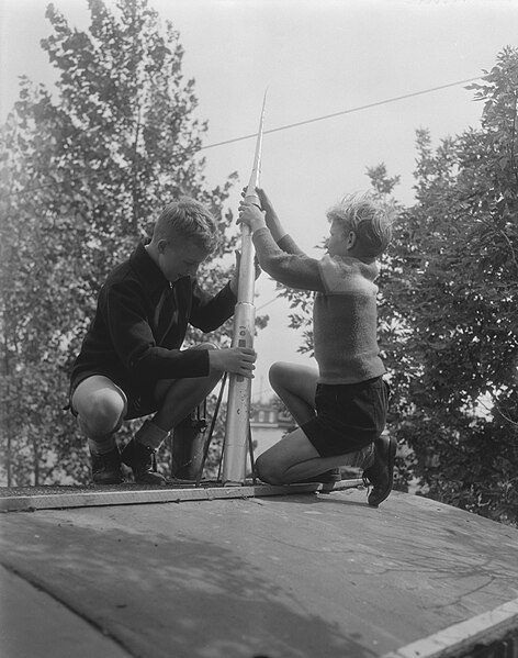 File:Eerste Nederlandse raketclub in Purmerend olv 14 jarige Tony Gons en links , Bestanddeelnr 909-7847.jpg