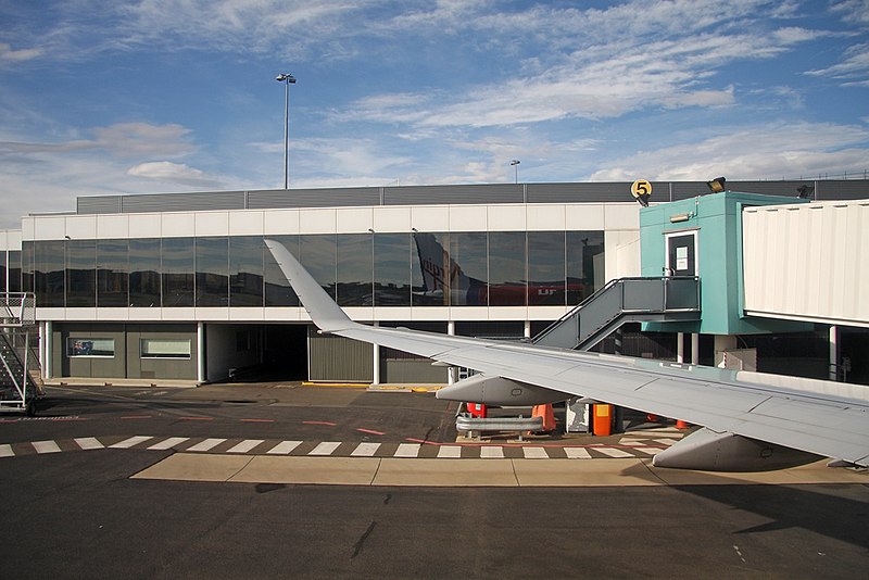 File:Embraer 170-100LR, Virgin Blue Airlines JP6786188.jpg