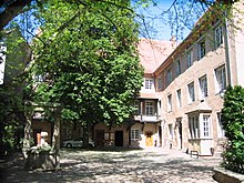 La scuola di musica in un cortile.