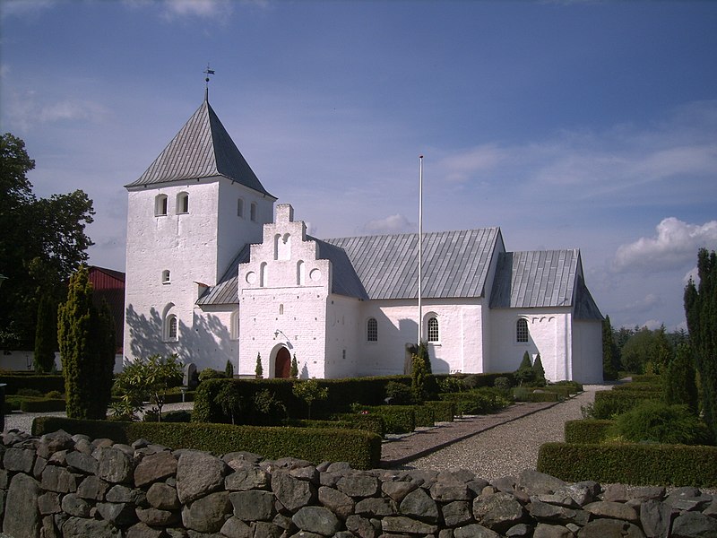 File:Estruplund Kirke.JPG