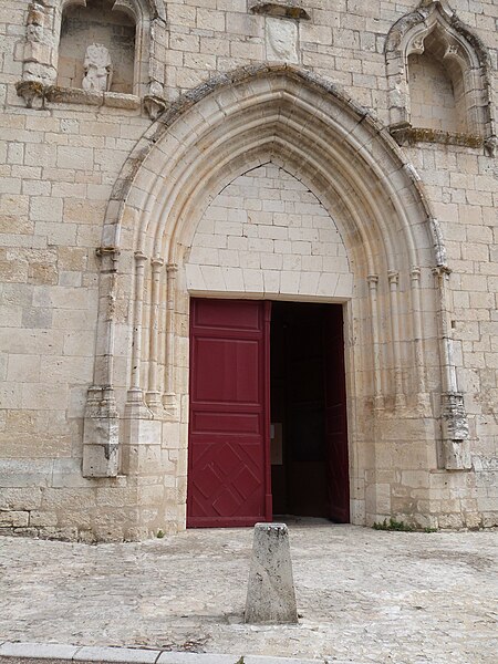 File:Extérieur de la collégiale de Montpezat-de-Quercy (82) - 02.jpg