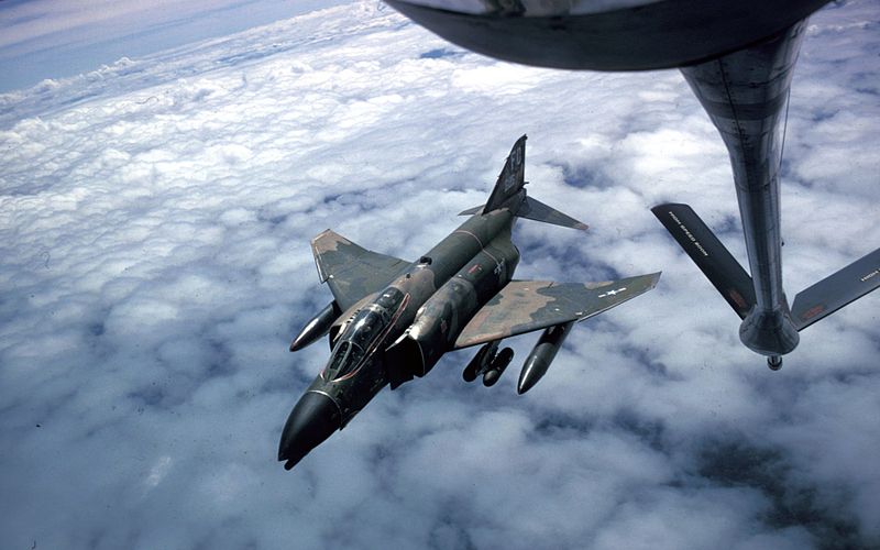 File:F-4D 435th TFS appoaches tanker over Vietnam.jpg