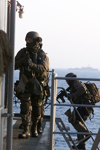 English: Team operators of Force Recon conduct...