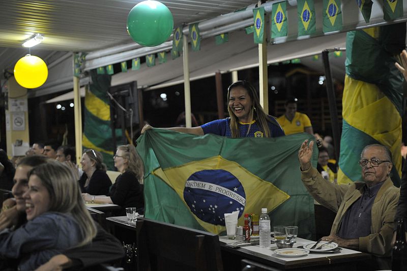 File:Fans celebrate the victory of the Brazilian team 03.jpg