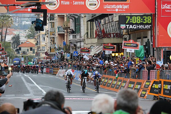 Michał Kwiatkowski winning the 2017 Milan-San Remo by narrowly outsprinting Peter Sagan and Julian Alaphilippe on the Via Roma