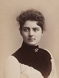 Frances Folsom, épouse du président des États-Unis Grover Cleveland, photographiée en 1886 par Charles Milton Bell. (définition réelle 3 140 × 4 155)