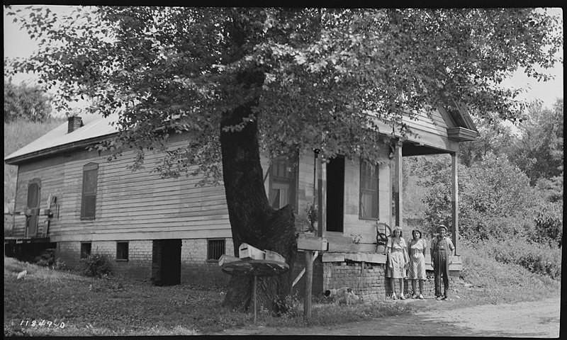 File:Franklin, Riley, self, daughter and home - NARA - 281288.jpg