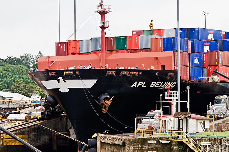 File:Gatun locks showing the "mule" locomotives at work.jpg