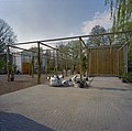 Gedeelte van kassencomplex, staketten in open ruimte met bestrating en gravel - Delft - 20404871 - RCE.jpg