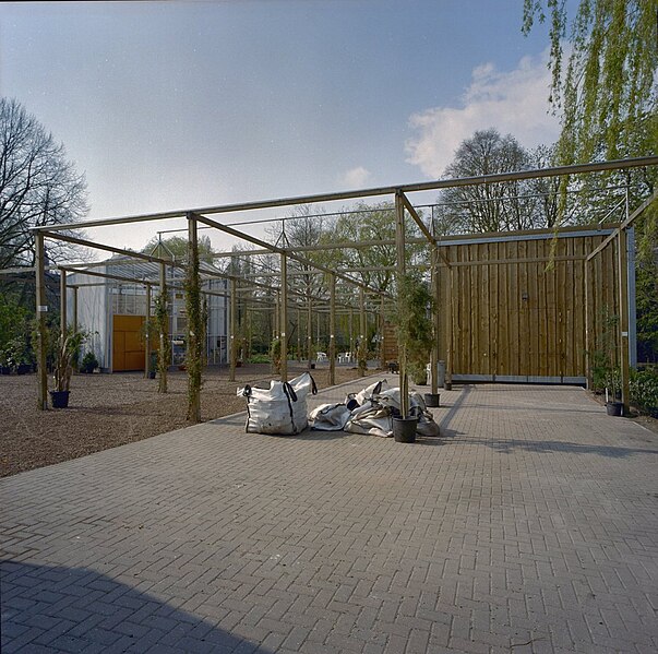 File:Gedeelte van kassencomplex, staketten in open ruimte met bestrating en gravel - Delft - 20404871 - RCE.jpg