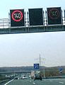 Ограничение скорости в данный момент — 140 км/ч. Табло переменной информации на Федеральной дороге №2 в Германии.