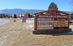 Das Einkaufszentrum Gleneagle Square in Gleneagle mit Blick auf die Rampart Range