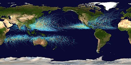 Trajektorie všech tropických cyklón z let 1985 až 2005 na mapě světa, s centrálně zobrazeným Tichým oceánem. Jejich intenzita je barevně odlišena podle Saffirovy–Simpsonovy stupnice.