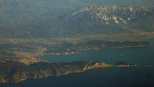 Italiano: Golfo della Spezia English: and mountains in background. Tellaro in the right side of the middle behind coast of Cinque Terre and the Gulf. A view from the Ligurian Sea.