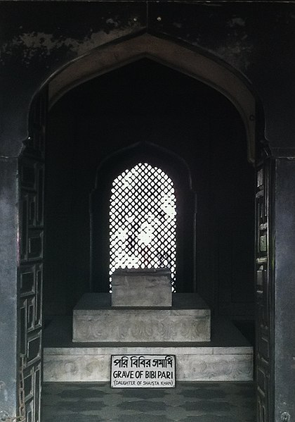 File:Grave of Bibi Pari (Daughter of Shaista Khan).jpg