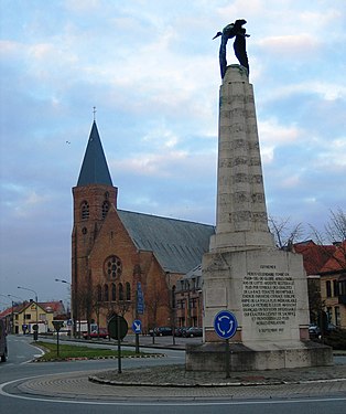 An iliz katolik Onze-Lieve-Vrouwe hag ar monumant da Georges Guynemer