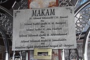 Banjar: Papan ngaran di kubah makam Haji Ahmad Sibawaihi, ulama matan Marabahan, Barito Kuala, Kalimantan Selatan. Bahasa Indonesia: Papan nama di makam Haji Ahmad Sibawaihi, ulama dari Marabahan, Barito Kuala, Kalimantan Selatan. English: Name plate at Tomb of Haji Ahmad Sibawaihi, a cleric from Marabahan subdistrict, Barito Kuala Regency, South Kalimantan.