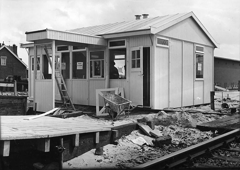 File:HUA-150631-Gezicht op het in aanbouw zijnde tijdelijk plaatskaartenkantoor van het N.S.-station Rotterdam Lombardijen te Rotterdam.jpg