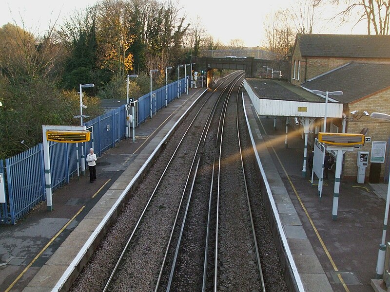 File:Hackbridge station high southbound.JPG