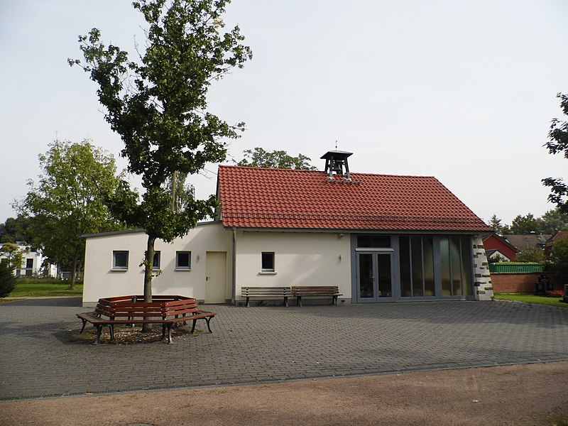 File:Harheim, Friedhof, Trauerhalle.JPG