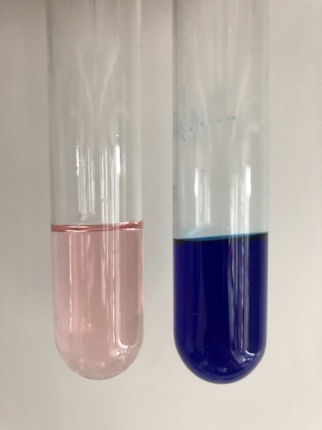 En lösning av Co(H2O)62+ blir röd medan en lösning av Co(H2O)(SCN)42– blir blå.