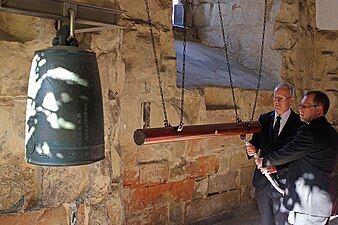 Dreimaliges Anschlagen der Friedensglocke in der Aegidienkirche durch Oberbürgermeister Stefan Schostok und Superintendent Thomas Höflich (2014)