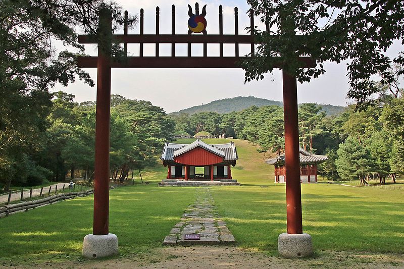 File:Hongsalmun (홍살문) of Heolleung Royal Tomb (헌능).jpg
