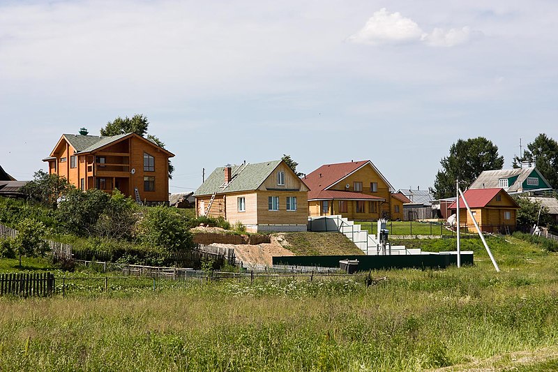 File:Houses in village Naleskino, Nizhny Novgorod Oblast.jpg