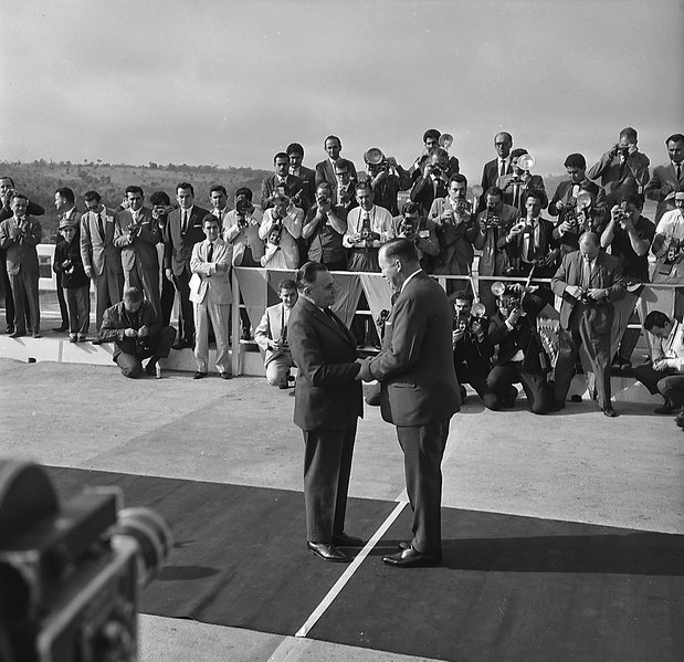 File:Inauguração da Ponte da Amizade, entre Brasil e Paraguai, com os Presidentes Castelo Branco e Alfredo Stroessner.tif