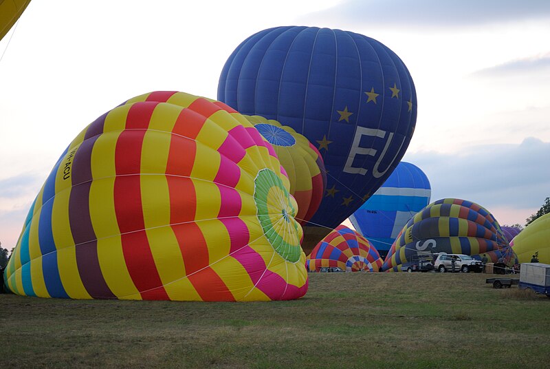 File:Inflating hot air balloons 5.JPG