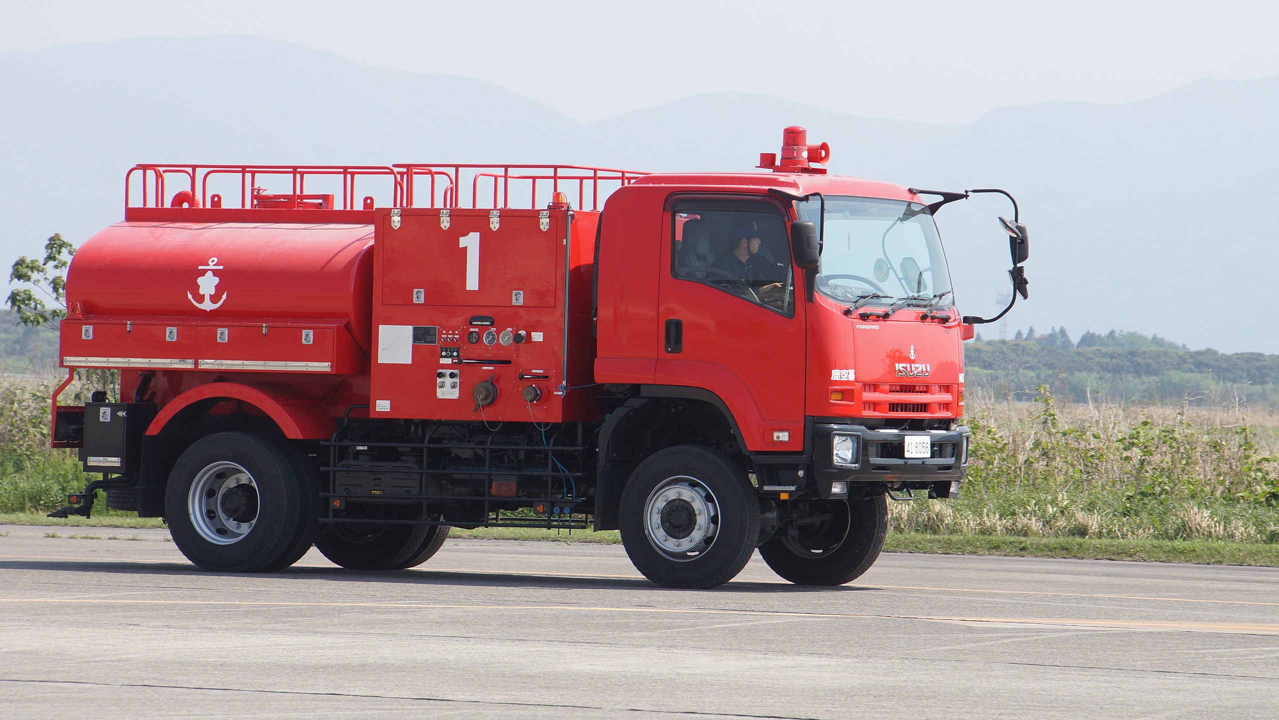File:JMSDF Water tender(Isuzu Forward, 41-8056) right front view at 
