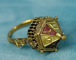 zlatý židovský snubní prsten s hebrejskými písmeny.