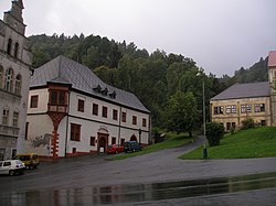 Muzeum Královská mincovna Jáchymov (druhá budova zleva)