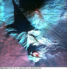 Beberapa gunung berapi di Kamchatka: Klyuchevskaya Sopka (atas), Bezymianny (bawah), keduanya aktif; dan Kamen (tengah).