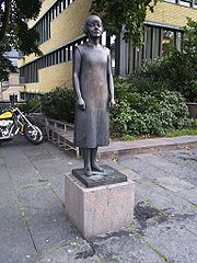 تمثال لكارين بوي خارج مكتبة مدينة غوتينبرغ