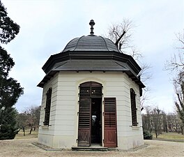 A királydombi pavilon a parkban