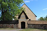 Västra stigluckan med kyrkan i bakgrunden.