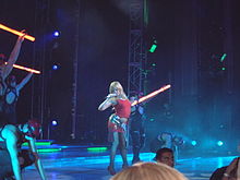 Kylie Minogue in esibizione nel 2003