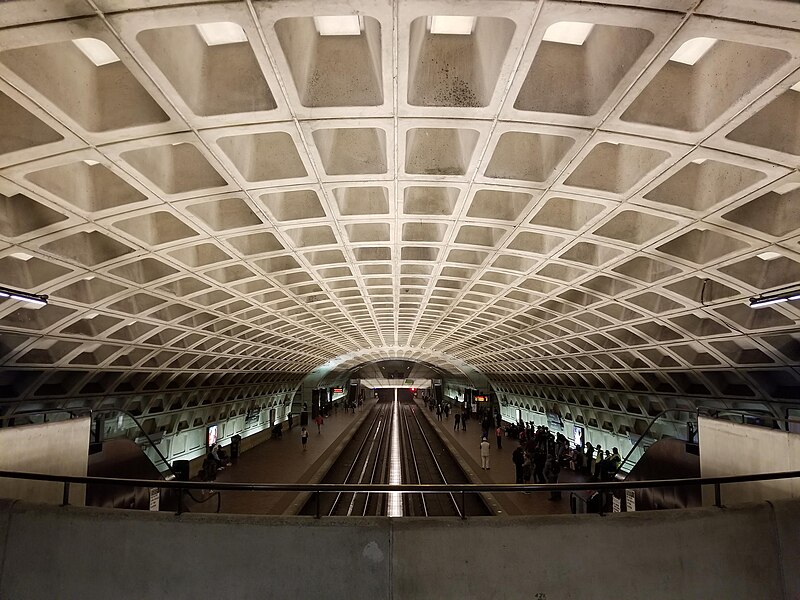 File:L'Enfant Plaza station from north mezzanine, March 2019.jpg