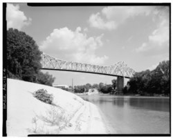 MENCARI TENGGARA, PANDANGAN yang MENUNJUKKAN SPAN PENOPANG DAN SELATAN ARCH TRUSS SPAN - Newport, Jembatan yang Membentang di Sungai Putih di State Highway 14, Newport, Jackson County, AR HAER ARK,34-NEPO,1-4.tif