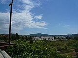 La Coscollada, a la serra de Marina, vista des de la passera de vianants sobre el riu Ripoll i l'autopista a Ripollet.