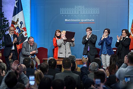 Tập_tin:La_Presidenta_Michelle_Bachelet_firma_proyecto_de_ley_de_Matrimonio_Igualitario_(36474633420).jpg