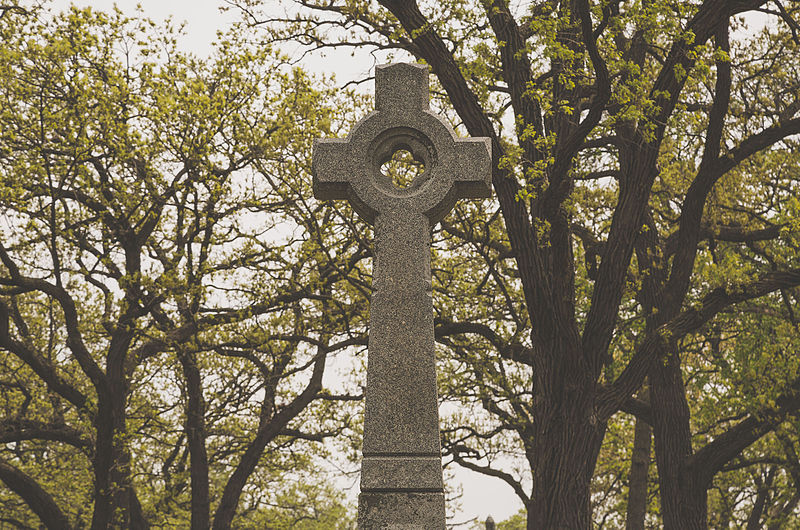 File:Lakewood Cemetery Cross (17198616857).jpg