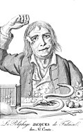 Le poliphage [sic] Jacques de Falaise chez M. Comte, gravure anonyme de 1820. Jacques de Falaise, assis à une table, tient dans une main une souris vivante. Devant lui, un oiseau dans une cage, une anguille, une écrevisse, une fleur, des noix, des cartes à jouer et une épée.
