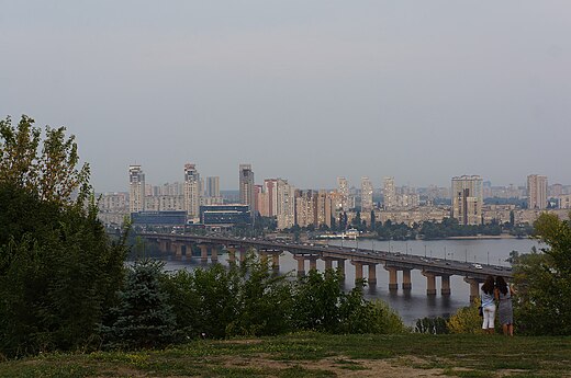 Днепр левой. Левый берег Днепра. Раёны на Днепре левом берегу. Правая сторона Днепра. Чем отличаются правый и левый берега от Днепра.