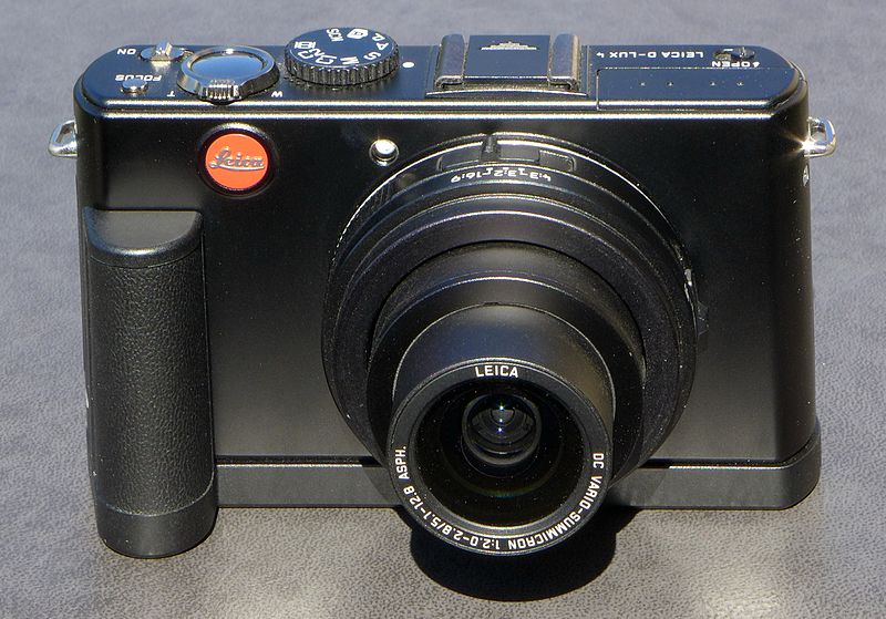 File:Leica D-LUX 4 with handgrip.jpg